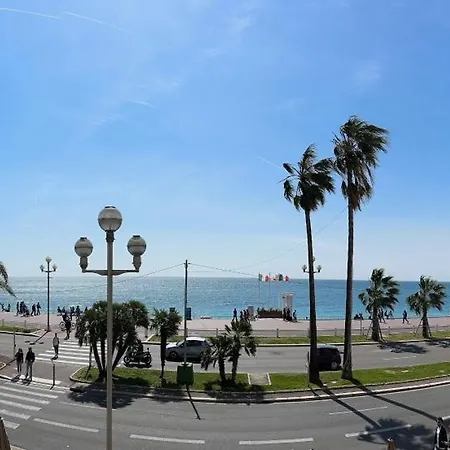 Carre D Or Face A La Nice