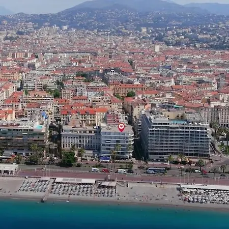 Carre D Or Face A La Nice